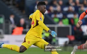 Có hay không thủ môn ghi bàn khi phát bóng lên?