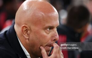 Liverpool cần 'cú đập bàn' của Slot trước khi quá muộn