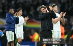 Nghĩa vụ vỗ tay trong bóng đá